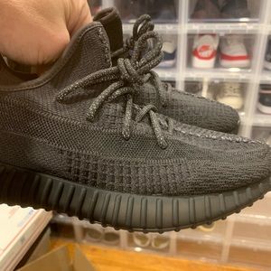 Ds Yeezy triple black static